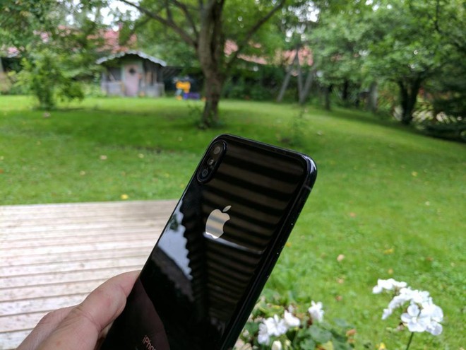Cận cảnh iPhone 8 đen sang chảnh khiến iPhone 7 hoàn toàn lu mờ - Ảnh 5.