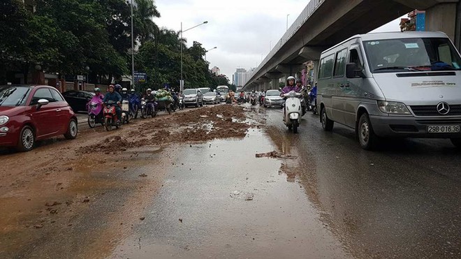 H&agrave; Nội: B&ugrave;n đất chắn cả lối đi, c&aacute;c phương tiện phải n&eacute;p v&agrave;o 2 b&ecirc;n đường để di chuyển - Ảnh 1.