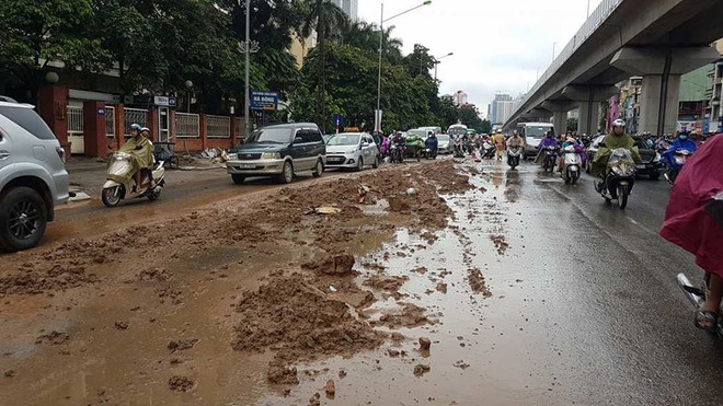 H&agrave; Nội: B&ugrave;n đất chắn cả lối đi, c&aacute;c phương tiện phải n&eacute;p v&agrave;o 2 b&ecirc;n đường để di chuyển - Ảnh 2.
