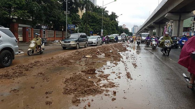 Hà Nội: Bùn đất chắn cả lối đi, các phương tiện phải nép vào 2 bên đường để di chuyển - Ảnh 2.