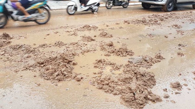 H&agrave; Nội: B&ugrave;n đất chắn cả lối đi, c&aacute;c phương tiện phải n&eacute;p v&agrave;o 2 b&ecirc;n đường để di chuyển - Ảnh 3.