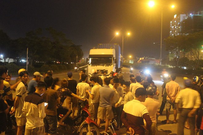 Hai nam thanh niên ở Sài Gòn bị cuốn vào gầm container, 1 người tử vong - Ảnh 1.