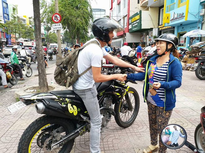 Soái ca chạy môtô tung cú đạp, tóm gọn tên cướp giật dây chuyền vàng của người đi đường - Ảnh 2.