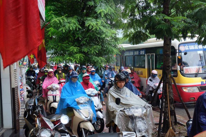 Ch&ugrave;m ảnh: Ảnh hưởng của b&atilde;o số 6, người d&acirc;n Thủ đ&ocirc; chật vật trong cơn mưa s&aacute;ng sớm - Ảnh 5.