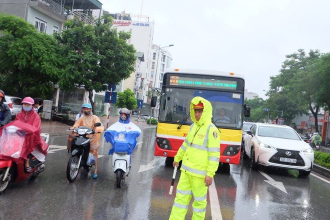 Chùm ảnh: Ảnh hưởng của bão số 6, người dân Thủ đô chật vật trong cơn mưa sáng sớm - Ảnh 7.