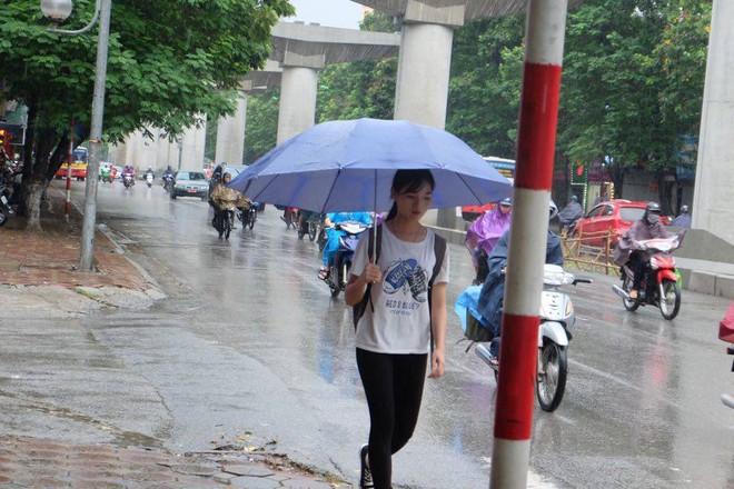 Chùm ảnh: Ảnh hưởng của bão số 6, người dân Thủ đô chật vật trong cơn mưa sáng sớm - Ảnh 2.