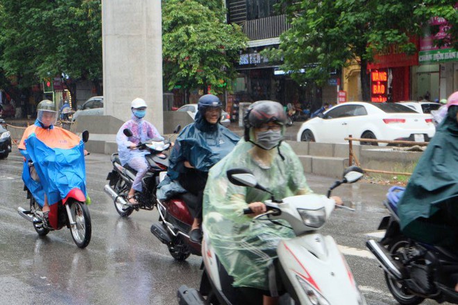 Chùm ảnh: Ảnh hưởng của bão số 6, người dân Thủ đô chật vật trong cơn mưa sáng sớm - Ảnh 1.