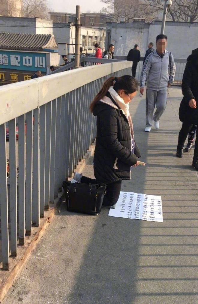 Năm n&agrave;o cũng thấy người phụ nữ mang bầu quỳ gối xin tiền ở một địa điểm, người d&acirc;n b&oacute;c trần sự thật xấu x&iacute; - Ảnh 1.