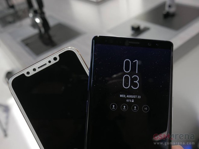 Đ&acirc;y l&agrave; hai chiếc smartphone n&oacute;ng nhất l&uacute;c n&agrave;y, bạn thấy m&aacute;y n&agrave;o chất hơn? - Ảnh 2.
