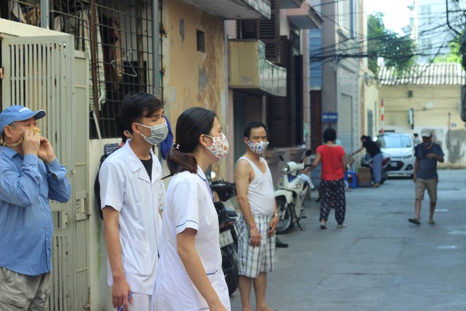 Hà Nội: Đi phun hóa chất diệt muỗi chống sốt xuất huyết, nữ cán bộ y tế bị đấm rách miệng - Ảnh 1.