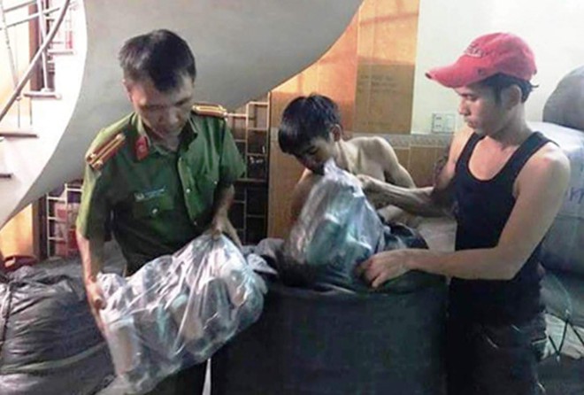 &Ocirc; t&ocirc; chở nửa tỷ đồng h&agrave;ng hiệu gắn m&aacute;c ở... H&agrave; Nam - Ảnh 1.