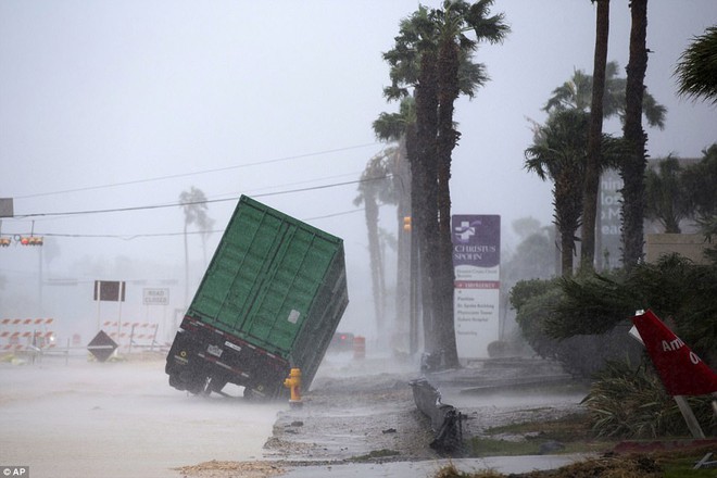Cơn bão mạnh nhất thập kỷ đổ bộ vào Mỹ, người dân lo sợ một kịch bản tương tự Katrina xảy ra - Ảnh 1.