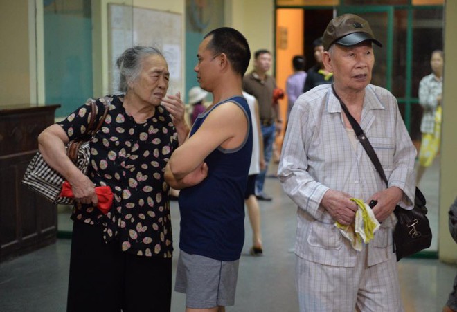 Hà Nội: Người già, trẻ em chung cư Cầu Giấy hoảng loạn vì chập điện gây cháy giữa đêm khuya - Ảnh 3.