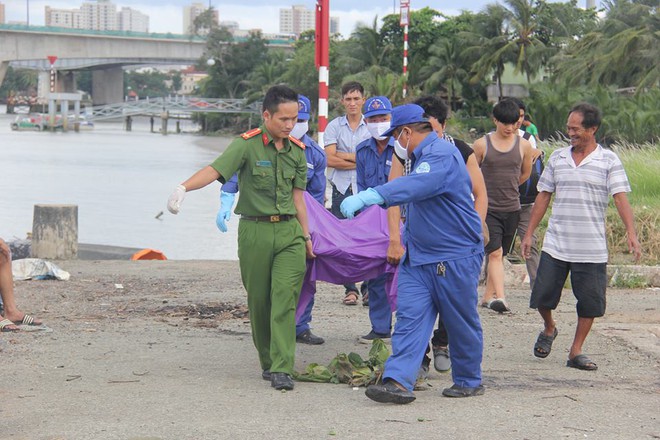 Người dân hốt hoảng phát hiện thi thể cô gái trẻ tử vong cạnh mép sông Sài Gòn - Ảnh 1.