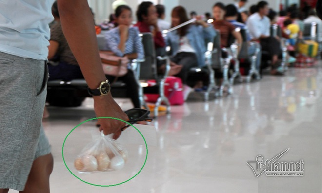 G&agrave; quang qu&aacute;c tr&ecirc;n b&agrave;n c&acirc;n k&yacute; gửi h&agrave;nh l&yacute; m&aacute;y bay - Ảnh 2.