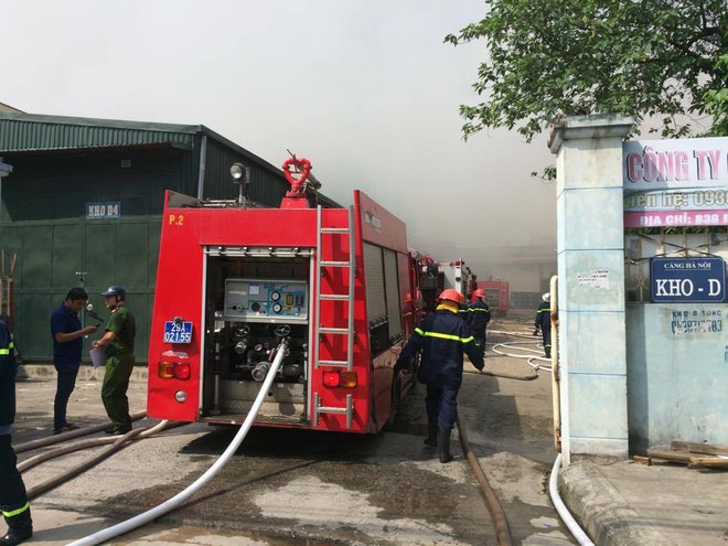 Cháy lớn nhà kho rộng hàng trăm m2 ở cảng Hà Nội - Ảnh 5.