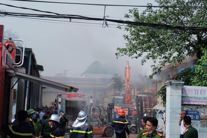 Cháy lớn nhà kho rộng hàng trăm m2 ở cảng Hà Nội - Ảnh 6.