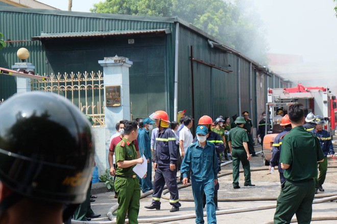 Cháy lớn nhà kho rộng hàng trăm m2 ở cảng Hà Nội - Ảnh 7.