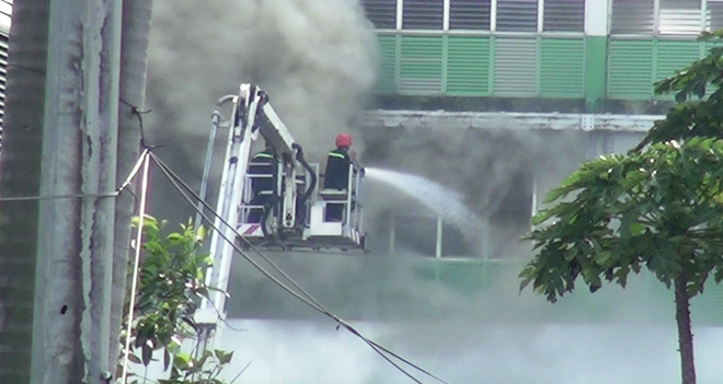 Cháy lớn khu nhà ăn của công ty Pouyuen tại TP.HCM - Ảnh 2.