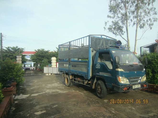 Xe tải t&ocirc;ng sập cổng trường, 2 học sinh bị thương - Ảnh 1.