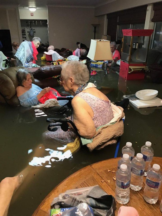 Những hình ảnh kinh khủng nhất từ siêu bão Harvey - cơn ác mộng của người dân Mỹ - Ảnh 3.