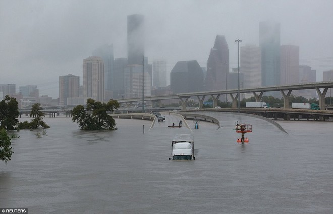 Đổ bộ vào bang Texas, siêu bão Harvey đã cuốn trôi 40 tỷ USD theo dòng nước - Ảnh 3.