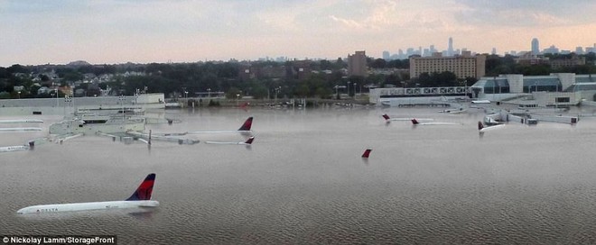 Sự thật phía sau bức ảnh sân bay Houston ngập nặng, máy bay chìm trong biển nước sau bão Harvey - Ảnh 1.
