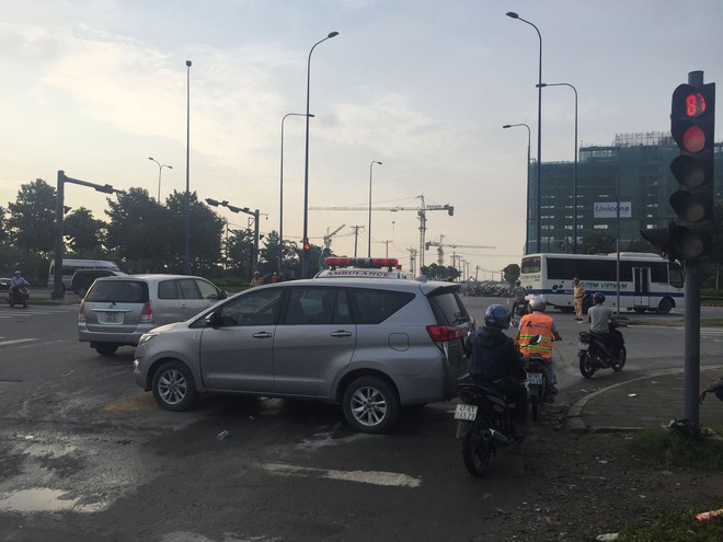 Xe cứu thương chở bệnh nh&acirc;n d&iacute;nh chặt v&agrave;o &ocirc; t&ocirc; 7 chỗ sau va chạm ở S&agrave;i G&ograve;n - Ảnh 2.