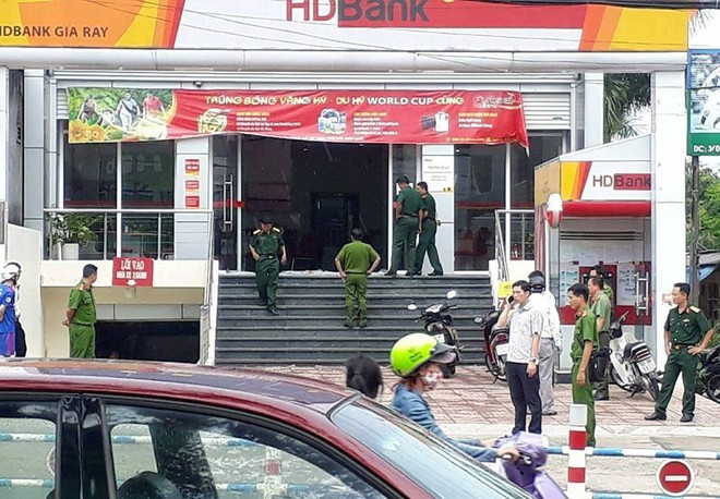 Vụ cướp ngân hàng ở Đồng Nai: Đối tượng dùng bom tự tạo uy hiếp nhân viên - Ảnh 1.