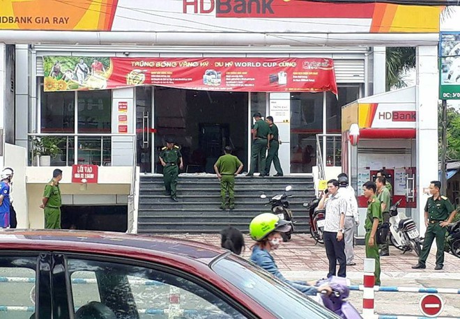 Vụ cướp ng&acirc;n h&agrave;ng ở Đồng Nai: Đối tượng d&ugrave;ng bom tự tạo uy hiếp nh&acirc;n vi&ecirc;n - Ảnh 1.