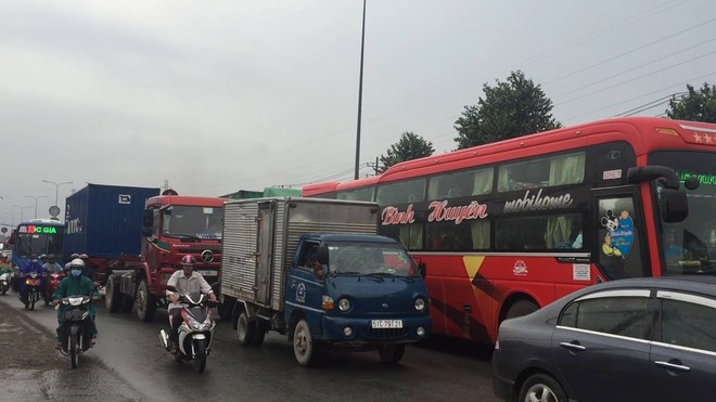 TP. HCM: T&agrave;i xế g&atilde;y ch&acirc;n sau va chạm li&ecirc;n ho&agrave;n, giao th&ocirc;ng &ugrave;n ứ k&eacute;o d&agrave;i tr&ecirc;n quốc lộ 1  - Ảnh 2.