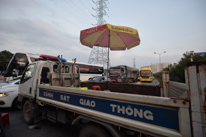 Hà Nội: Dùng xe chuyên dụng ngăn dòng phương tiện quá lớn từ cao tốc Pháp Vân - Cầu Giẽ - Ảnh 3.