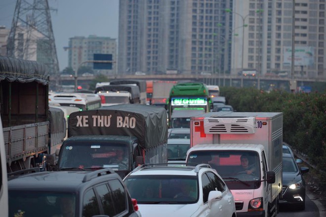 Hà Nội: Dùng xe chuyên dụng ngăn dòng phương tiện quá lớn từ cao tốc Pháp Vân - Cầu Giẽ - Ảnh 2.