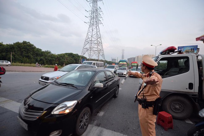 Hà Nội: Dùng xe chuyên dụng ngăn dòng phương tiện quá lớn từ cao tốc Pháp Vân - Cầu Giẽ - Ảnh 5.