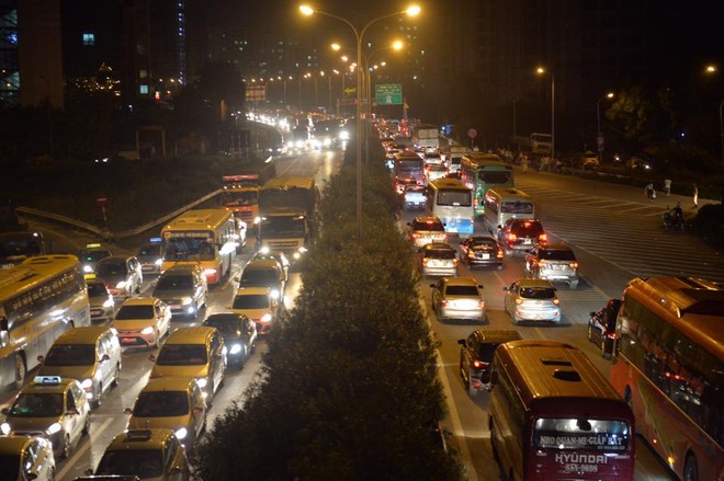 Hà Nội: Dùng xe chuyên dụng ngăn dòng phương tiện quá lớn từ cao tốc Pháp Vân - Cầu Giẽ - Ảnh 7.