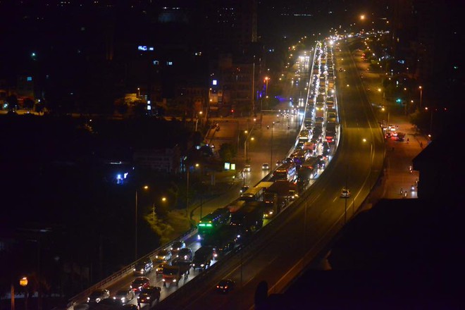 Hà Nội: Vành đai 3 ùn tắc nhiều tiếng đồng hồ, người dân vạ vật ngoài cao tốc bắt xe về quê trong đêm - Ảnh 2.