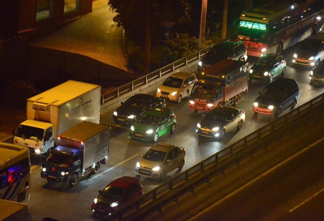Hà Nội: Vành đai 3 ùn tắc nhiều tiếng đồng hồ, người dân vạ vật ngoài cao tốc bắt xe về quê trong đêm - Ảnh 4.