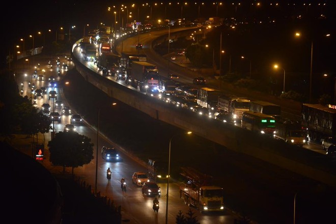Hà Nội: Vành đai 3 ùn tắc nhiều tiếng đồng hồ, người dân vạ vật ngoài cao tốc bắt xe về quê trong đêm - Ảnh 3.
