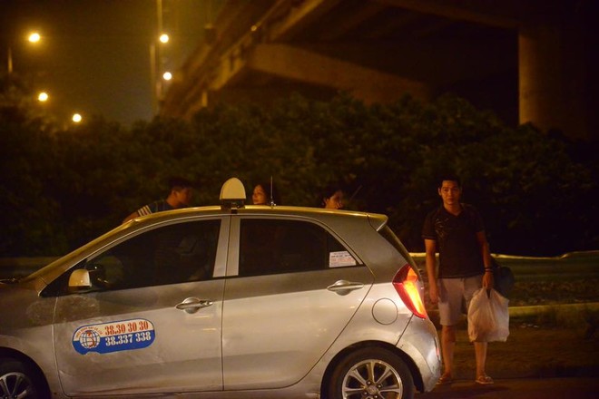 Hà Nội: Vành đai 3 ùn tắc nhiều tiếng đồng hồ, người dân vạ vật ngoài cao tốc bắt xe về quê trong đêm - Ảnh 10.