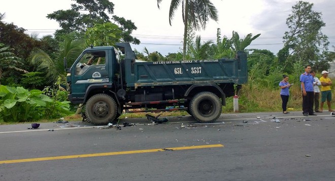 Cần Thơ: Đ&acirc;m trực diện xe tải, nam thanh ni&ecirc;n đi xe m&aacute;y chết thảm - Ảnh 2.