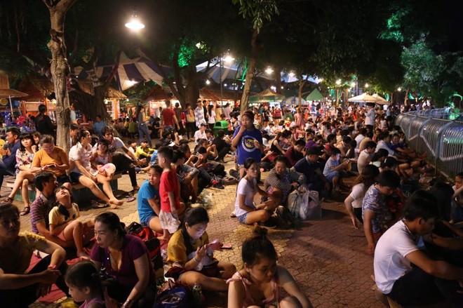 Hàng ngàn người dân đổ về Công viên Đầm Sen xem pháo hoa mừng Tết Độc Lập - Ảnh 2.