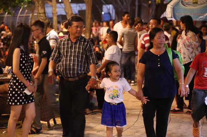 Hàng ngàn người dân đổ về Công viên Đầm Sen xem pháo hoa mừng Tết Độc Lập - Ảnh 7.