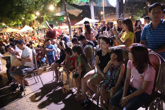 Hàng ngàn người dân đổ về Công viên Đầm Sen xem pháo hoa mừng Tết Độc Lập - Ảnh 9.