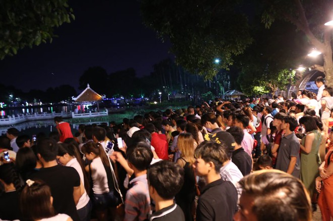 H&agrave;ng ng&agrave;n người d&acirc;n đổ về C&ocirc;ng vi&ecirc;n Đầm Sen xem ph&aacute;o hoa mừng Tết Độc Lập - Ảnh 8.