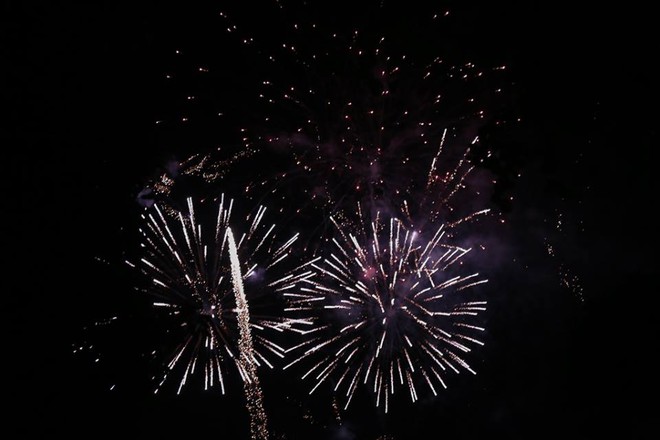 Hàng ngàn người dân đổ về Công viên Đầm Sen xem pháo hoa mừng Tết Độc Lập - Ảnh 11.