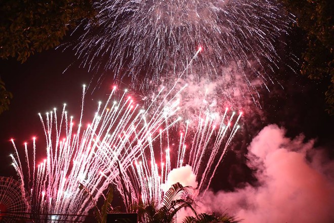 Hàng ngàn người dân đổ về Công viên Đầm Sen xem pháo hoa mừng Tết Độc Lập - Ảnh 12.