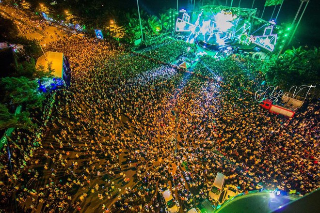 Hàng trăm người nhảy rào, đứng đè lên xe ô tô để xem Đại nhạc hội EDM miễn phí ở Vũng Tàu tối 2/9 - Ảnh 2.