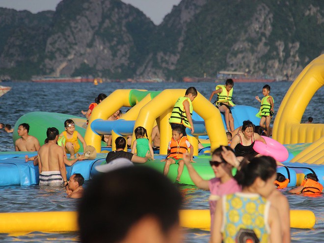 Hạ Long: Ph&ograve;ng nghỉ hết veo, ng&agrave;n kh&aacute;ch chen nhau ra biển - Ảnh 6.