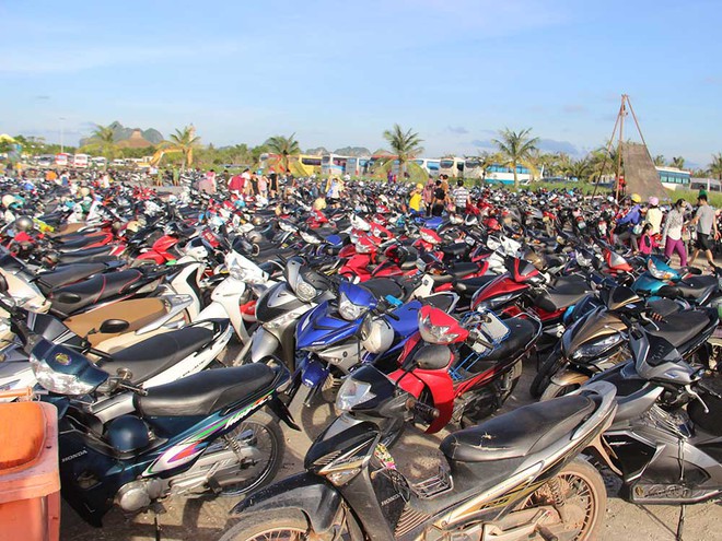 Hạ Long: Ph&ograve;ng nghỉ hết veo, ng&agrave;n kh&aacute;ch chen nhau ra biển - Ảnh 12.