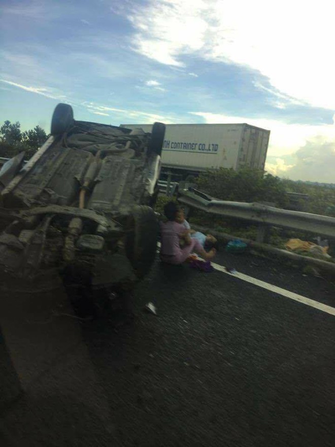 Tài xế chở vợ và con nhỏ gặp nạn trên cao tốc Pháp Vân - Ninh Bình, ô tô lật ngửa - Ảnh 2.